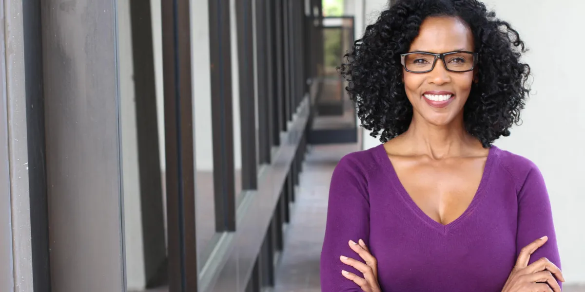 une jolie femme afro-américaine portant des lunettes au travail une jolie femme afro-américaine portant des lunettes au travail