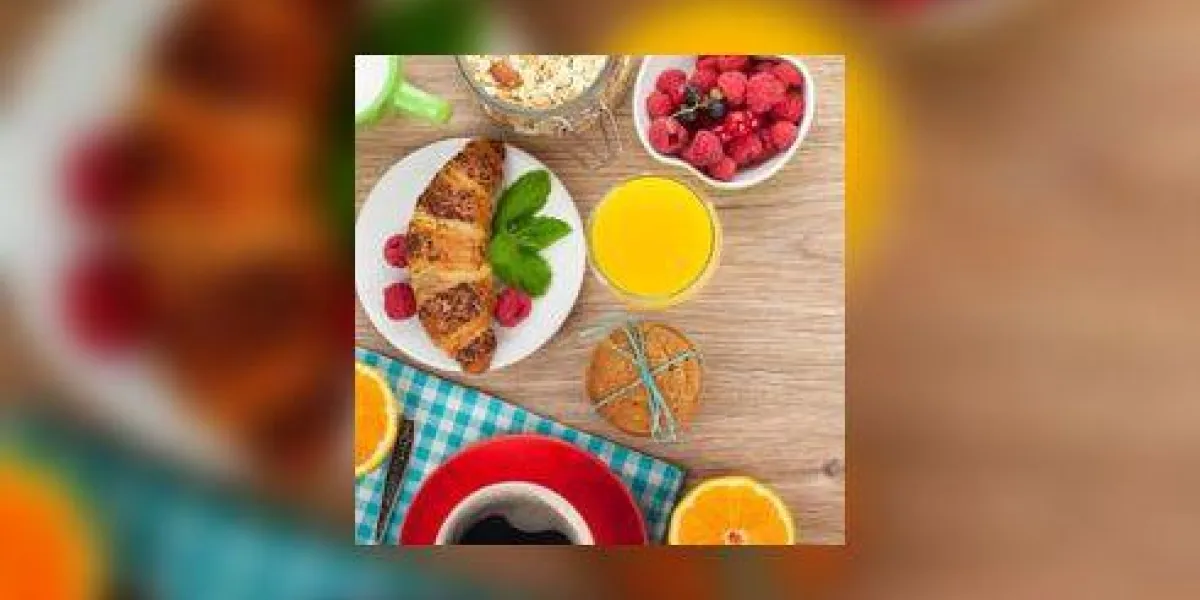 petit-déjeuner sain avec muesli, baies, jus d'orange, café et croissant vue d'en haut sur la table en bois avec espace copie petit-déjeuner sain avec muesli, baies, jus d'orange, café et croissant vue d'en haut sur la table en bois avec espace copie