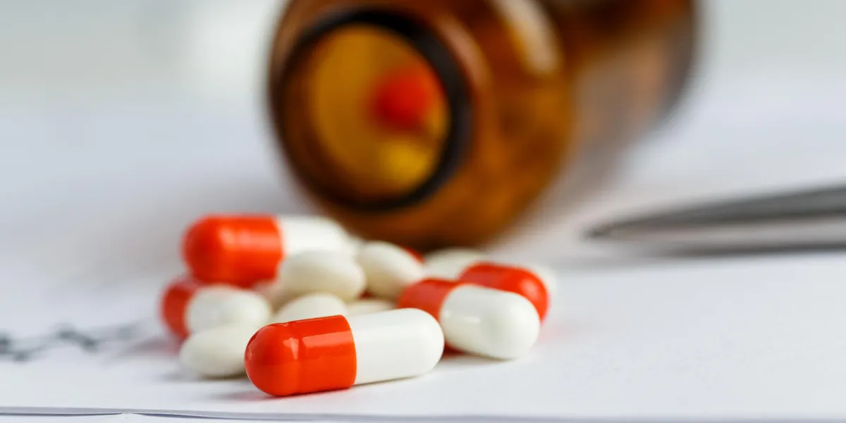 formulaire de prescription allongé sur la table avec un tas de pilules abattu de pot médecine ou concept de pharmacie comprimés et recette formulaire de prescription allongé sur la table avec un tas de pilules abattu de pot médecine ou concept de pharmacie comprimés et recette