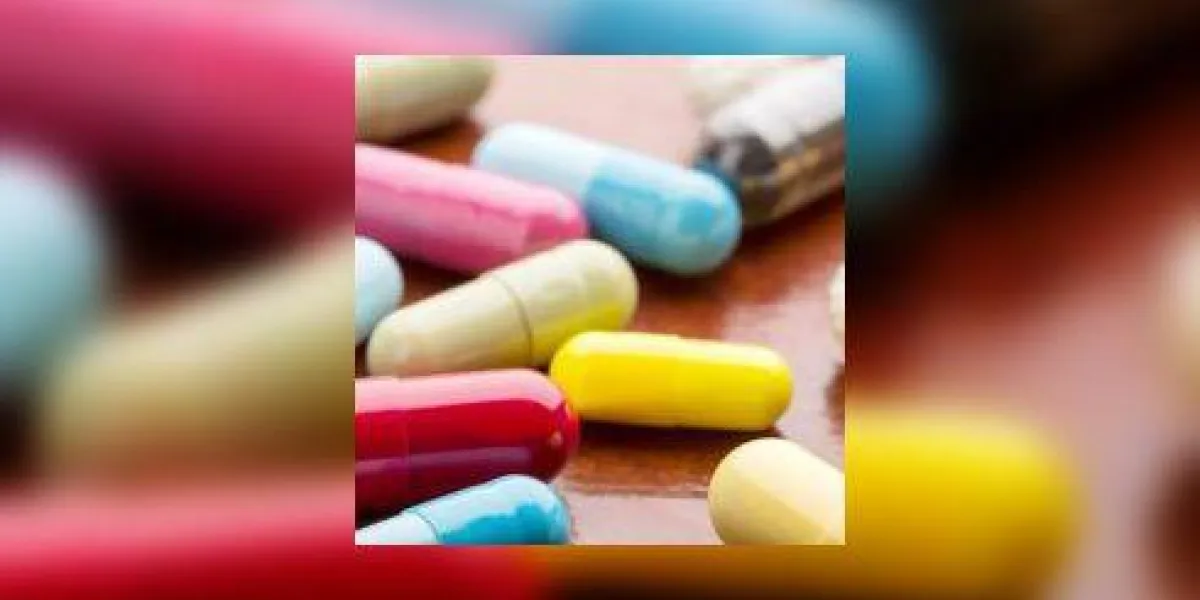 diverses capsules de médecine coloré sur fond de table en bois diverses capsules de médecine coloré sur fond de table en bois