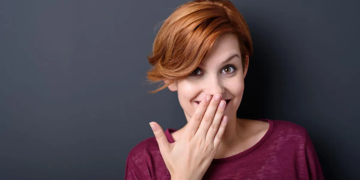 femme tient une main dans la surprise femme tient une main dans la surprise