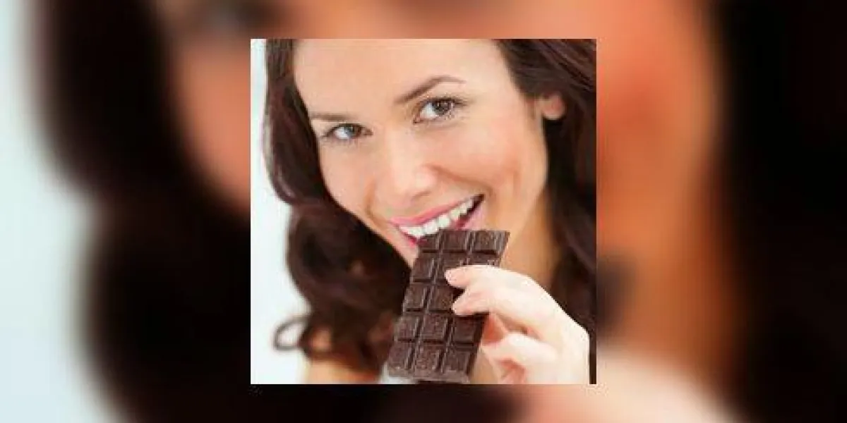 closeup portrait belle jeune femme mangeant une barre de chocolat closeup portrait belle jeune femme mangeant une barre de chocolat