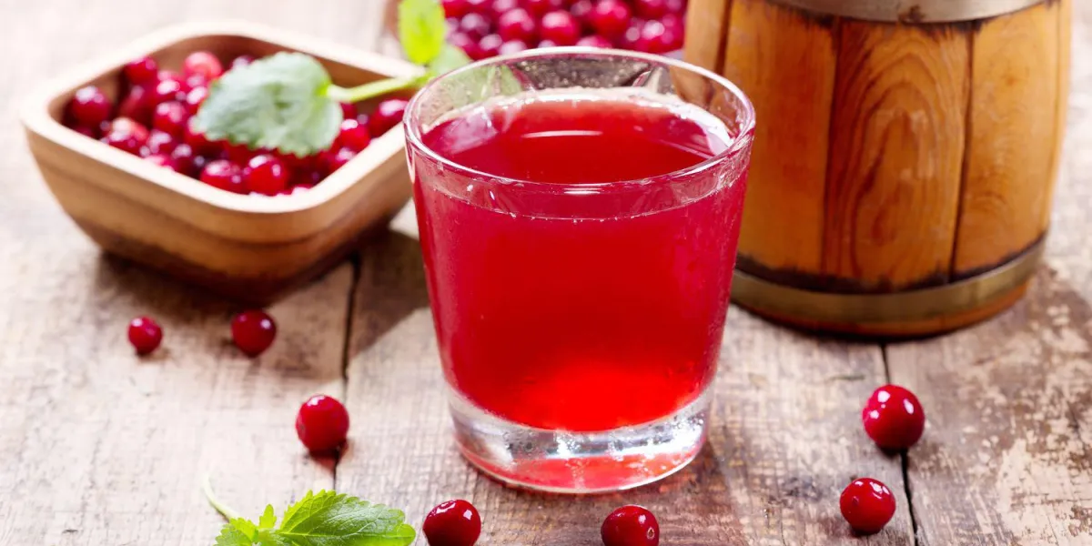 verre de jus de canneberge avec des baies fraîches sur la table en bois verre de jus de canneberge avec des baies fraîches sur la table en bois