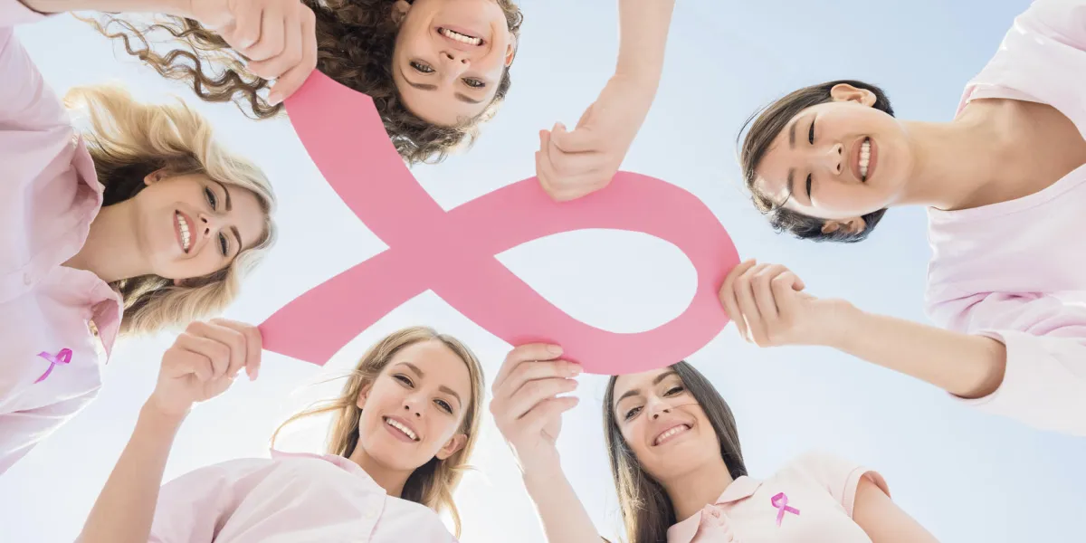 mains jointes en cercle tenant le symbole de lutte contre le cancer du sein mains jointes en cercle tenant le symbole de lutte contre le cancer du sein
