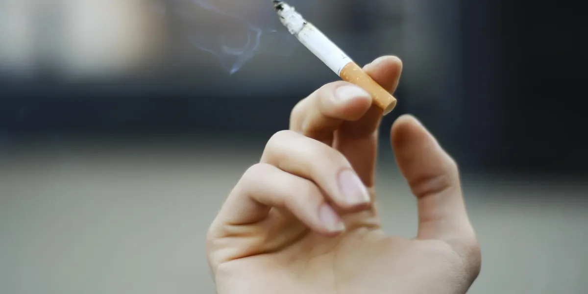 cigarette dans la main cigarette dans la main
