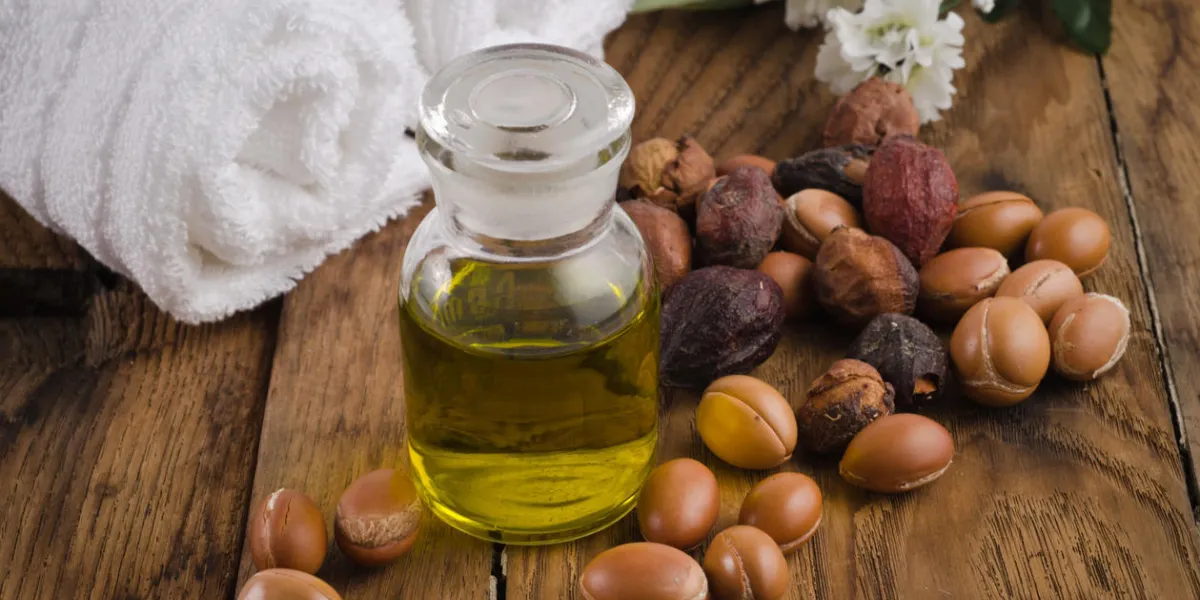 nature morte d'huile d'argan aux fruits sur fond naturel les arganiers viennent du maroc (afrique) et sont utilisés comme composants de nombreux produits cosmétiques nature morte d'huile d'argan aux fruits sur fond naturel les arganiers viennent du maroc (afrique) et sont utilisés comme composants de nombreux produits cosmétiques