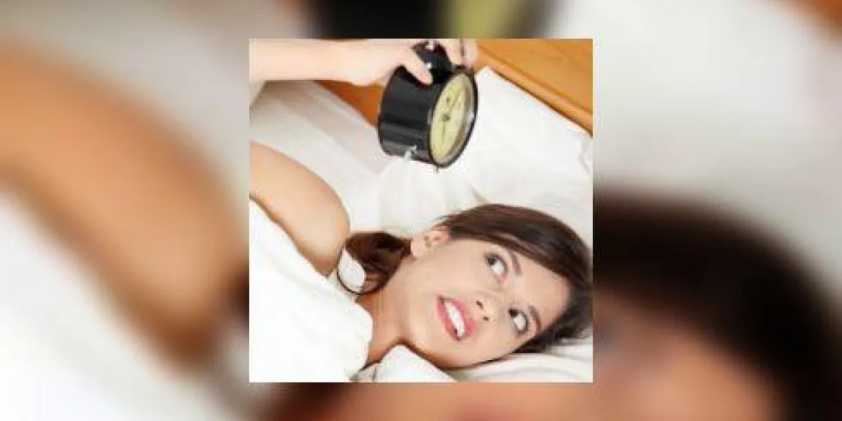 jeune femme tenant le réveil jeune femme tenant le réveil