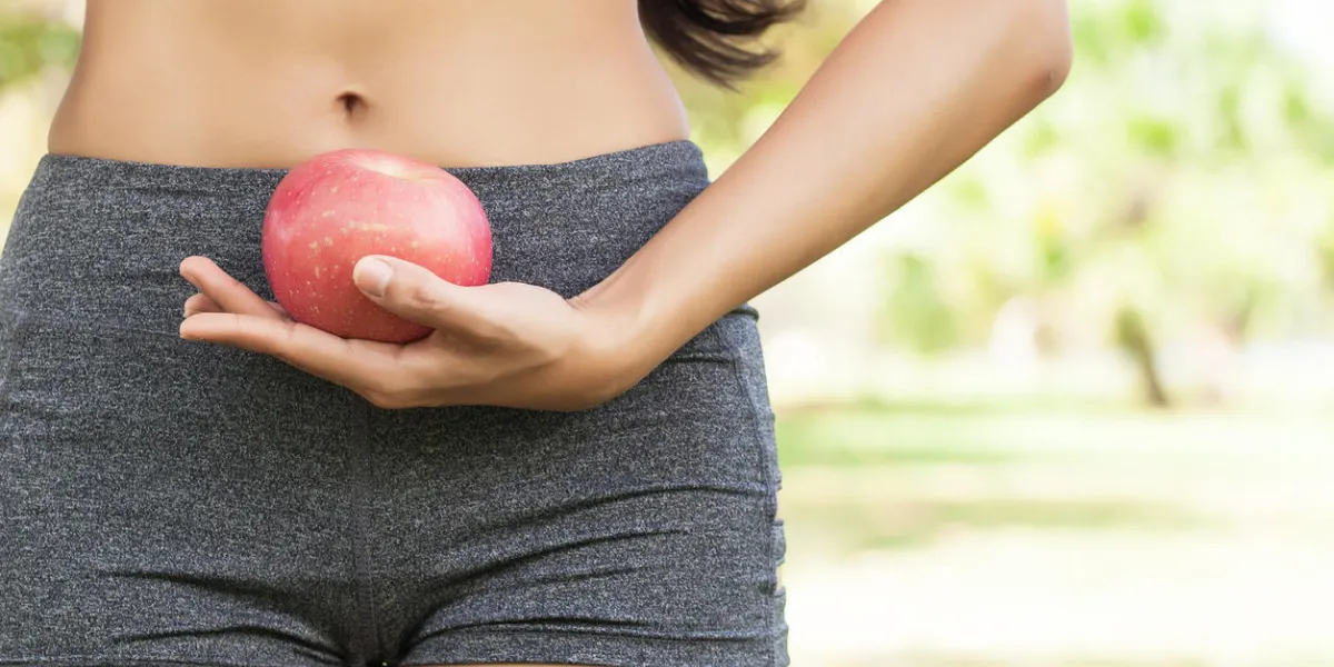 femelle saine tenant la pomme au niveau de la taille en plein air dans le parc femelle saine tenant la pomme au niveau de la taille en plein air dans le parc